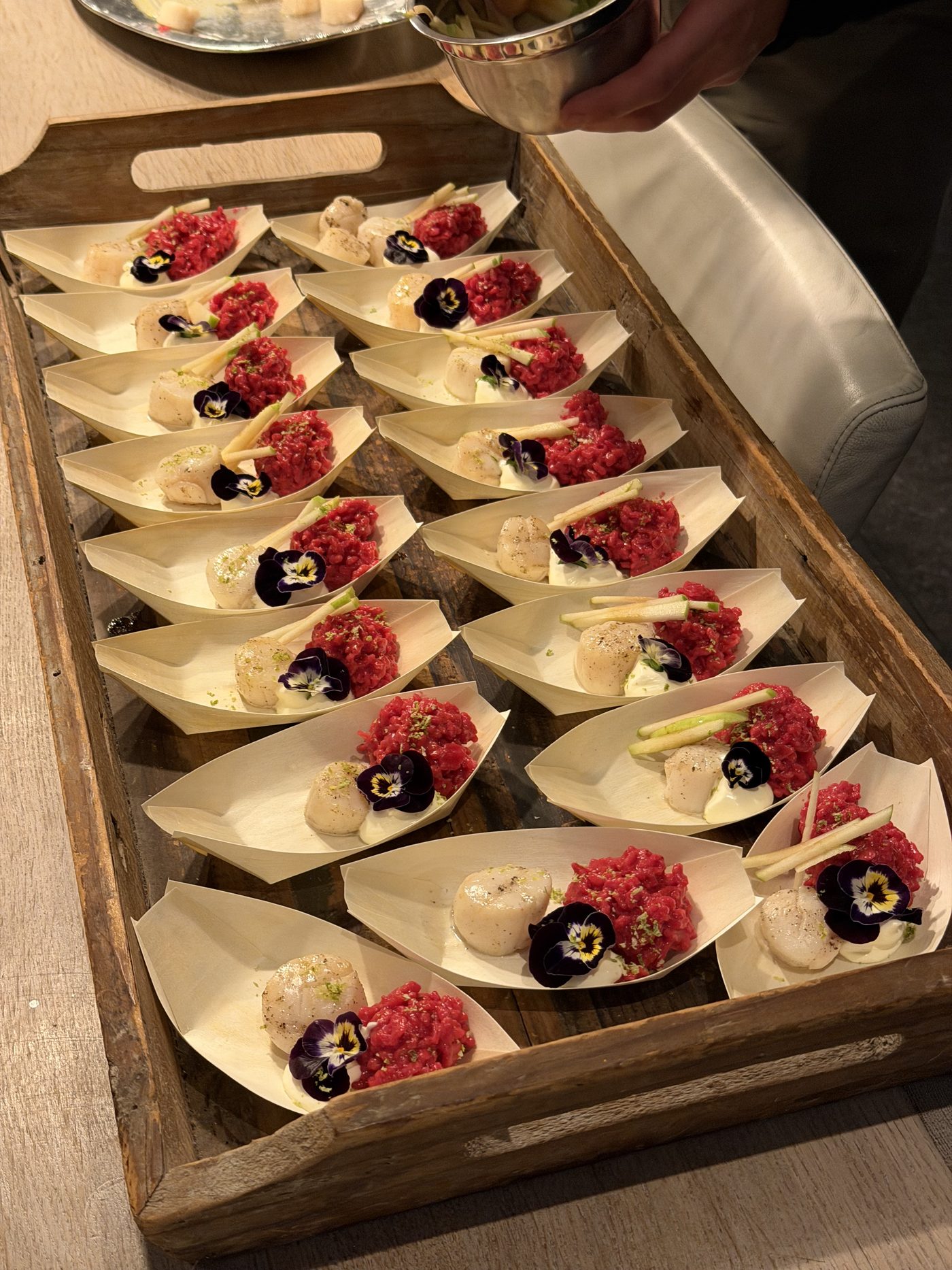 Dienblad met luxe hapjes, klaar om te serveren op een feest