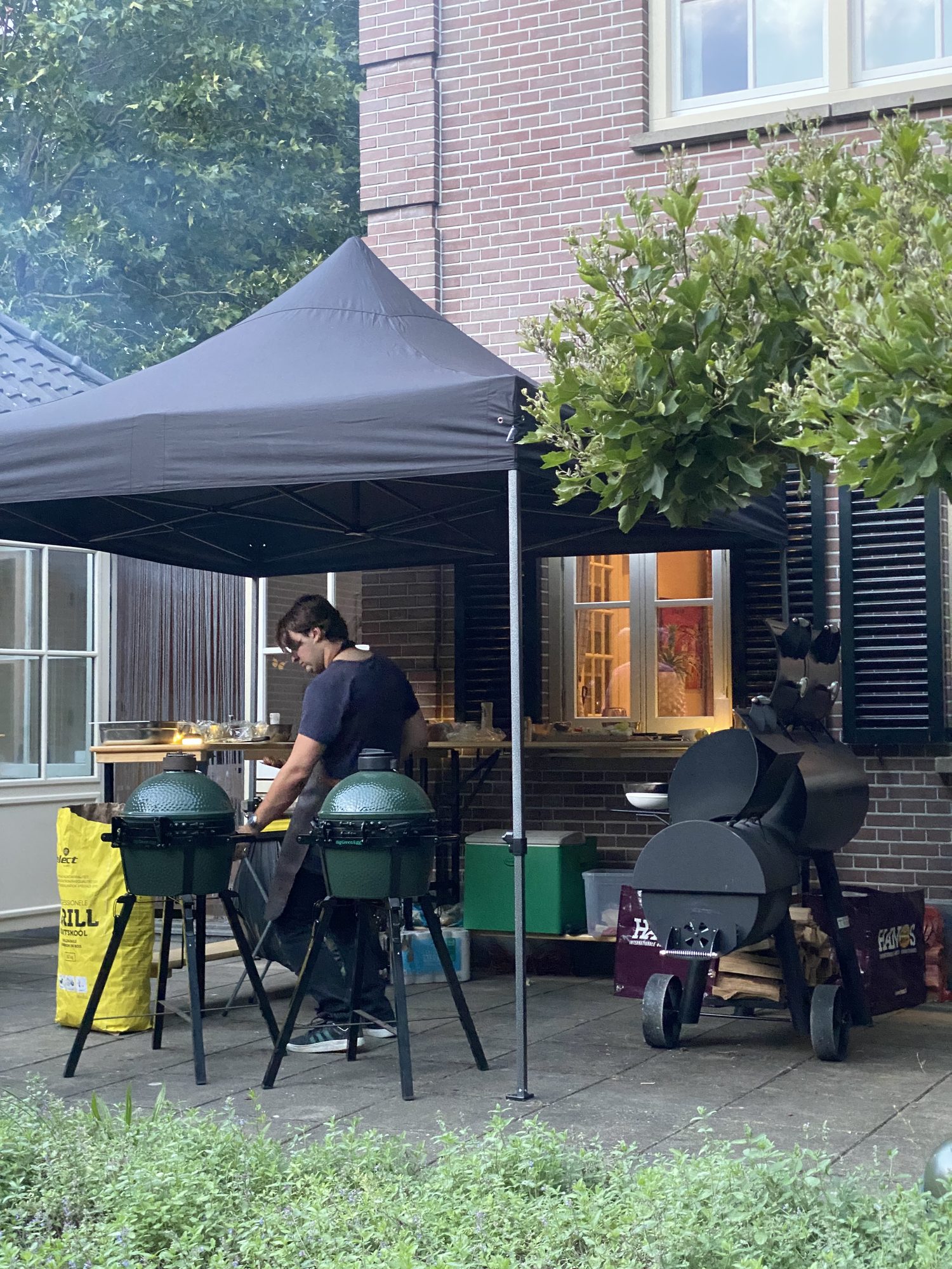 Opstelling van Partner in BBQ op locatie: smokers en werktafels onder de tent